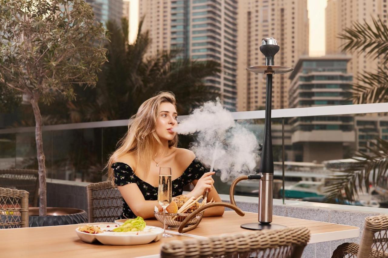 Hotel Crowne Plaza Dubai Marina By Ihg Esterno foto A woman smoking a hookah