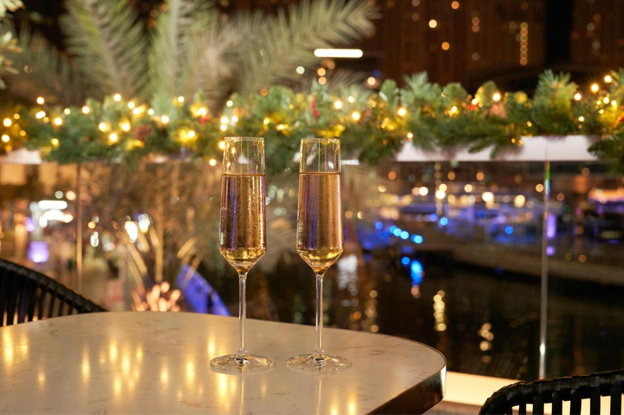 Hotel Crowne Plaza Dubai Marina By Ihg Esterno foto Champagne flutes