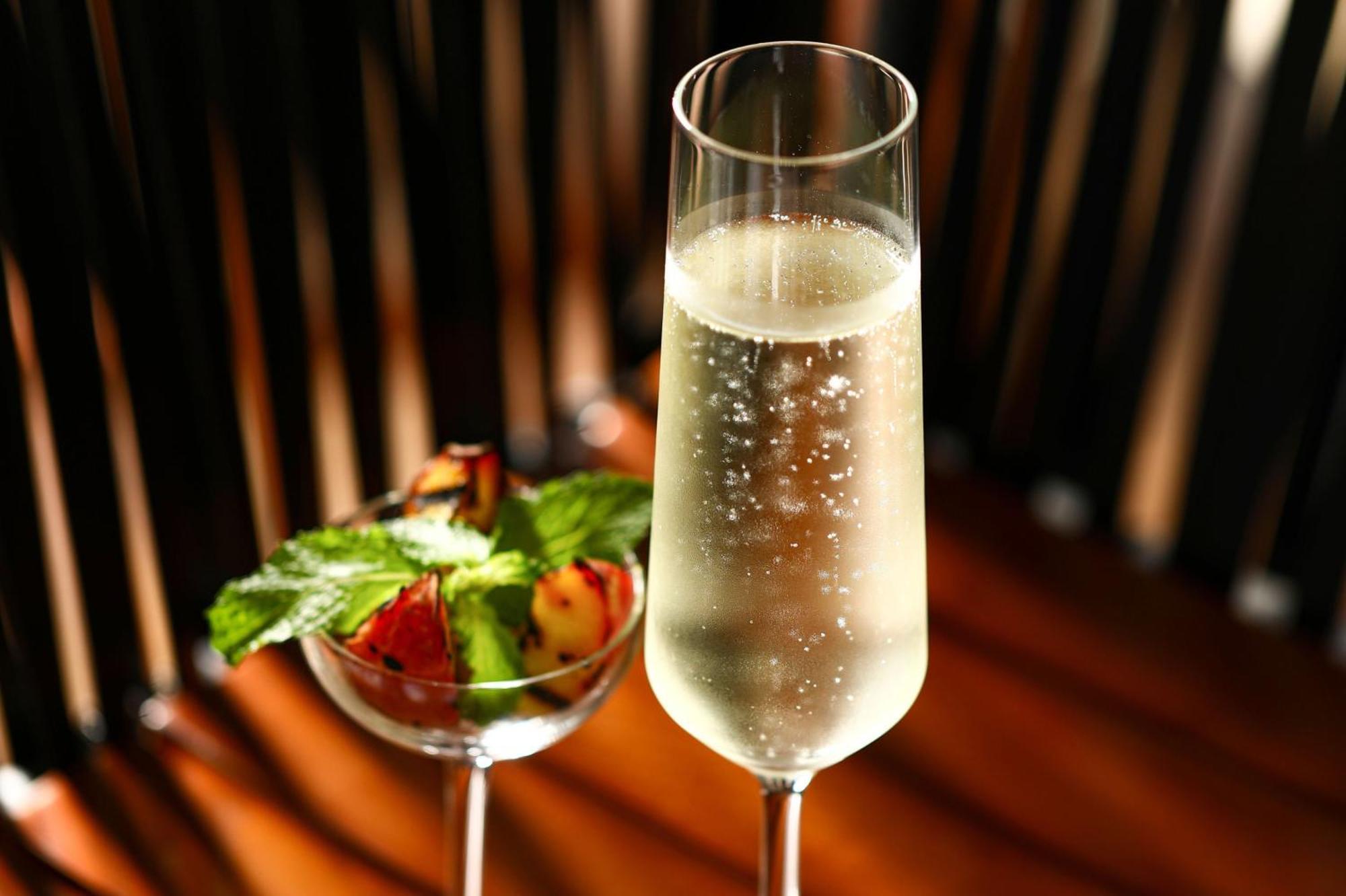 Hotel Crowne Plaza Dubai Marina By Ihg Esterno foto A glass of sparkling wine