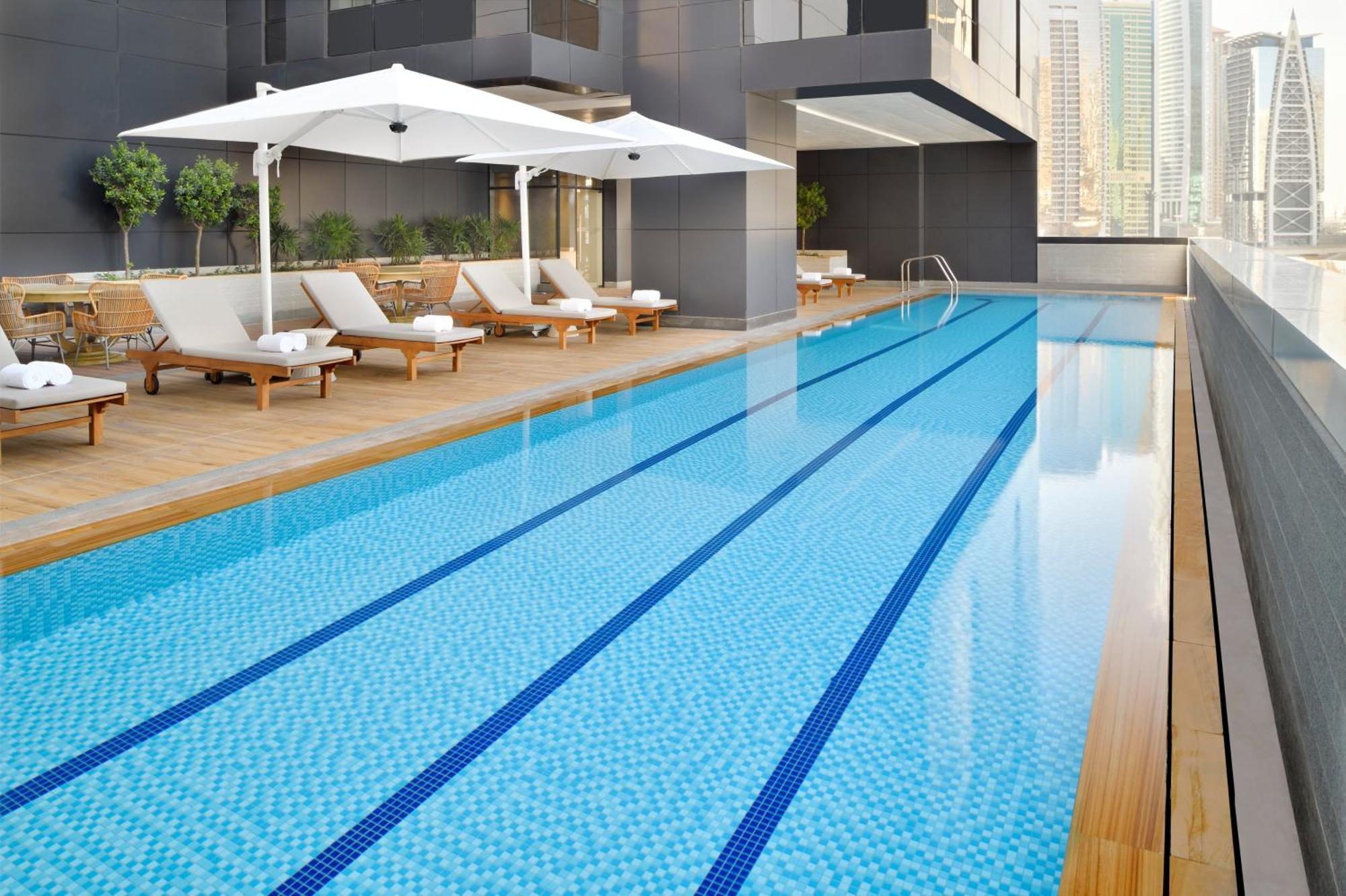 Hotel Crowne Plaza Dubai Marina By Ihg Esterno foto The pool at the Ritz-Carlton, Dubai