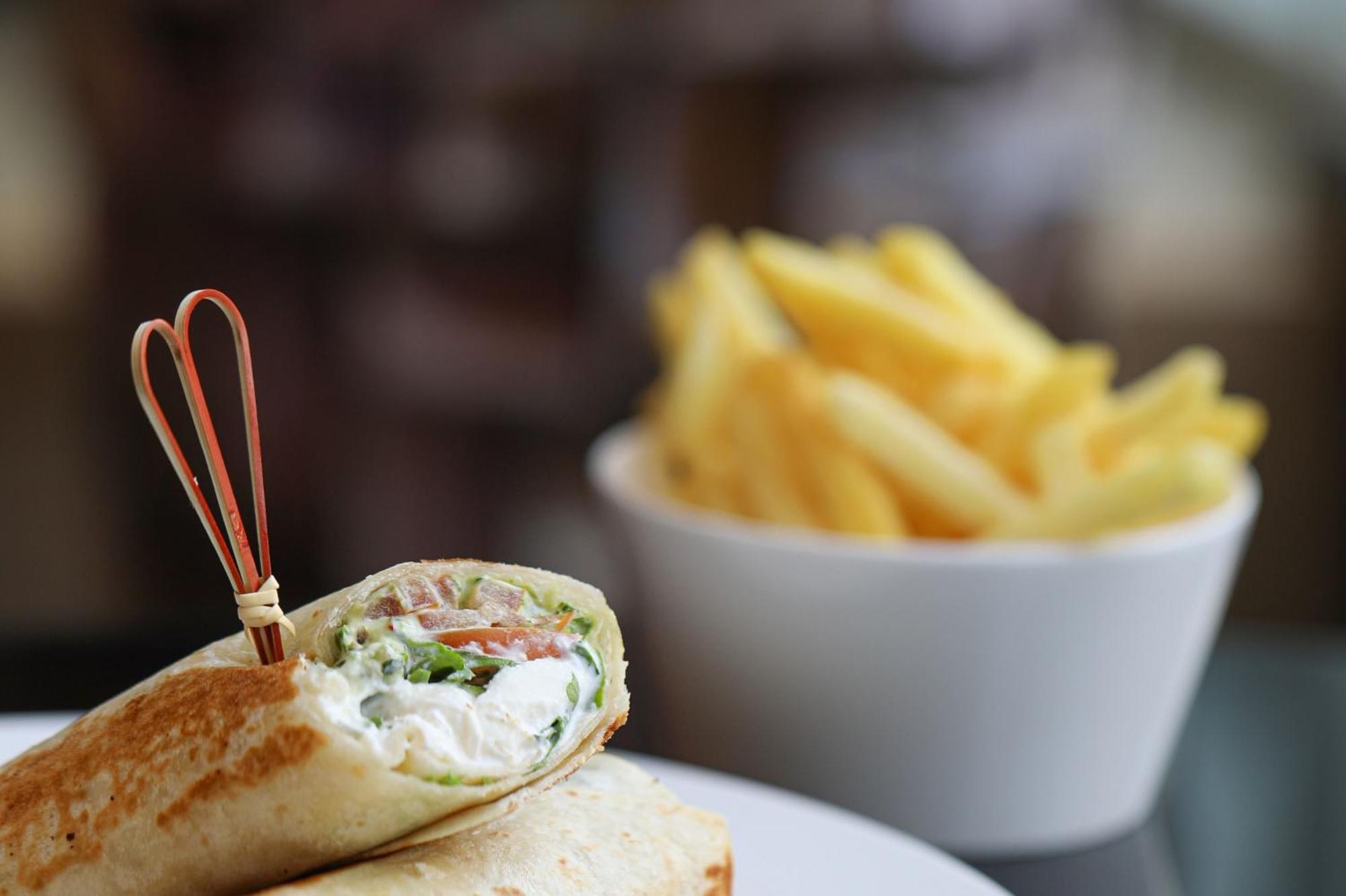 Hotel Crowne Plaza Dubai Marina By Ihg Esterno foto A wrap with chips