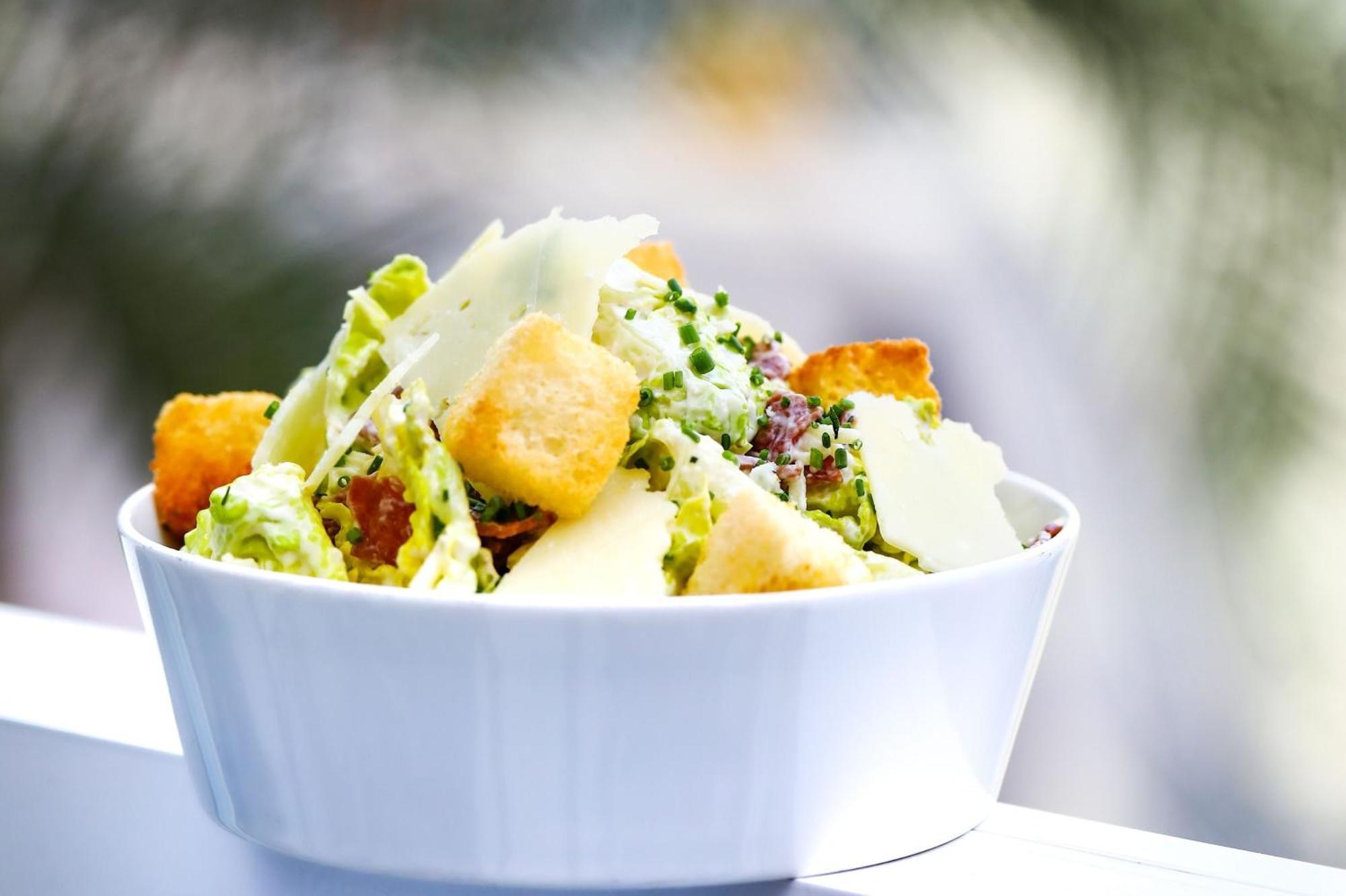 Hotel Crowne Plaza Dubai Marina By Ihg Esterno foto Caesar salad