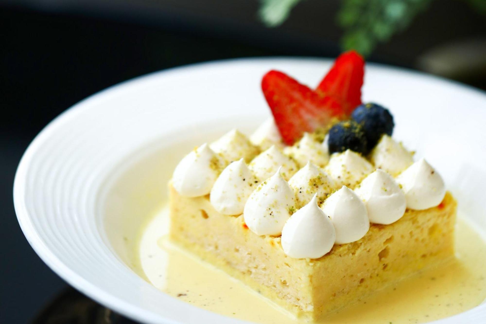 Hotel Crowne Plaza Dubai Marina By Ihg Esterno foto A piece of basbousa with cream
