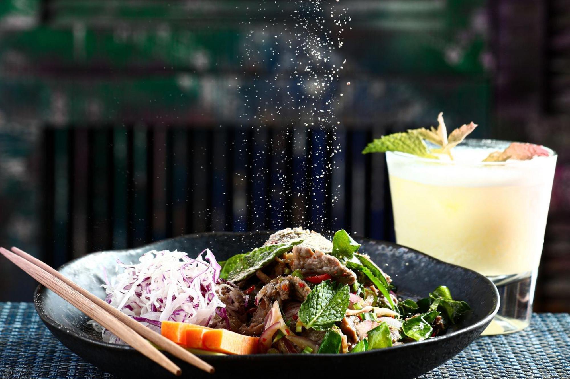 Hotel Crowne Plaza Dubai Marina By Ihg Esterno foto A salad being sprinkled with salt
