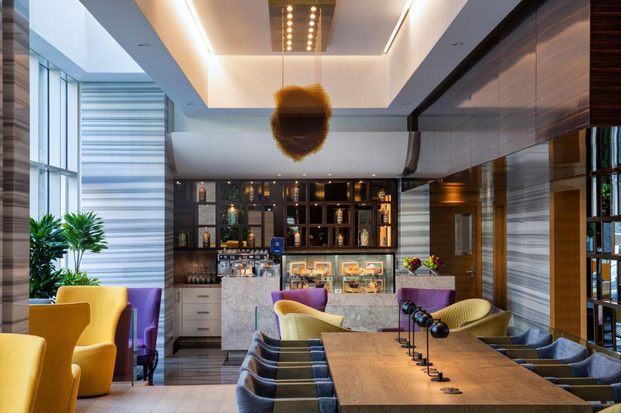 Hotel Crowne Plaza Dubai Marina By Ihg Esterno foto The lounge at the airport