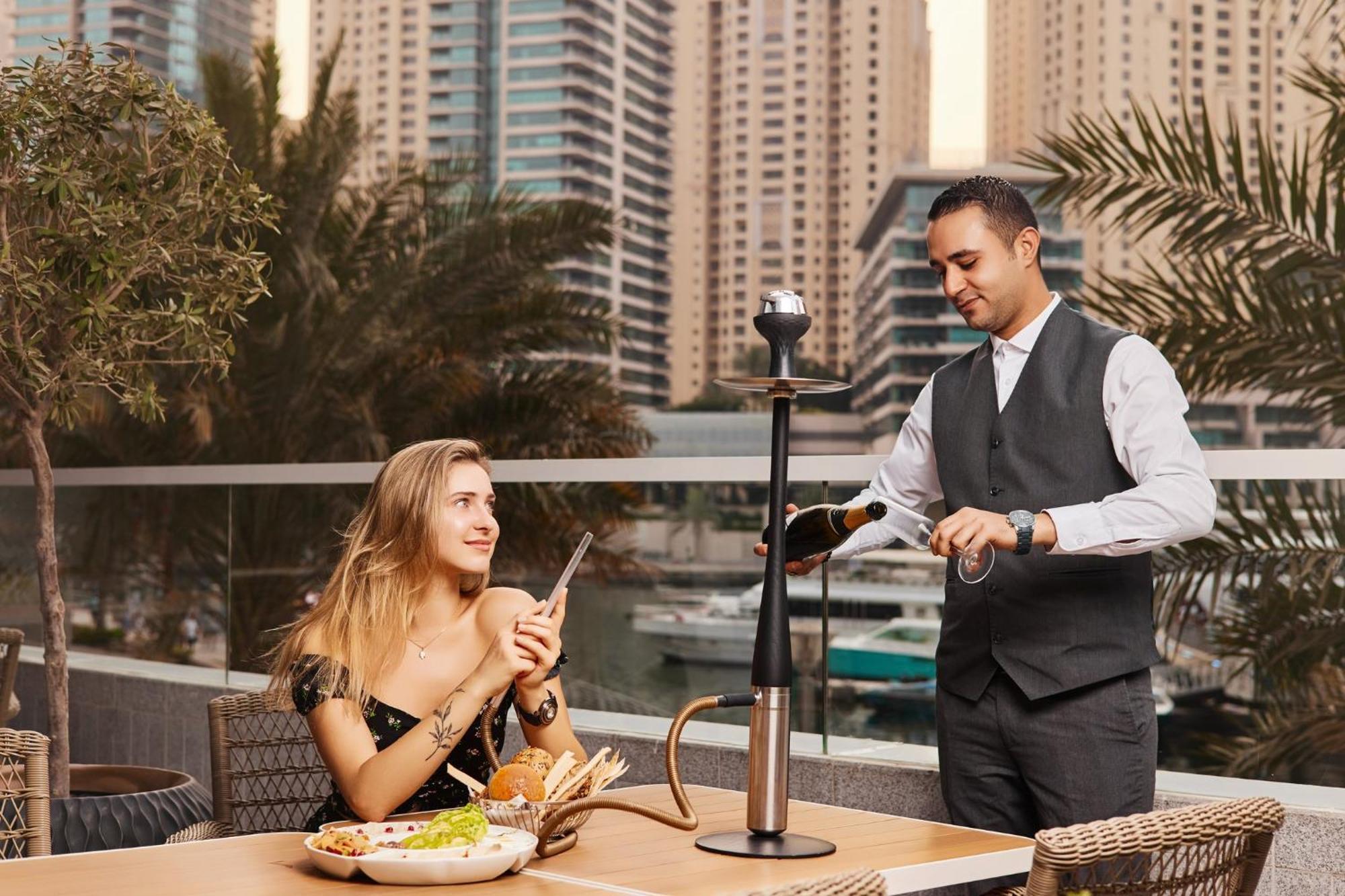 Hotel Crowne Plaza Dubai Marina By Ihg Esterno foto A waiter serving a guest