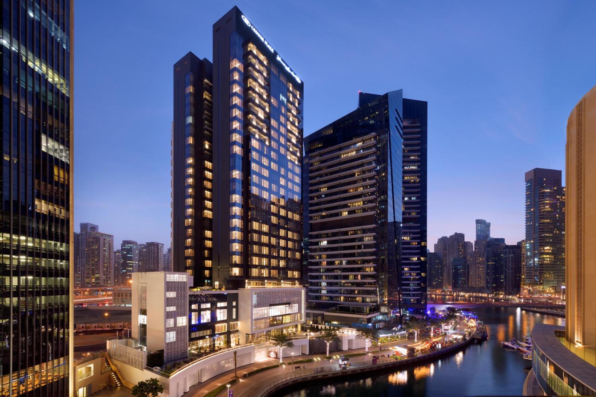 Hotel Crowne Plaza Dubai Marina By Ihg Esterno foto The hotel at night