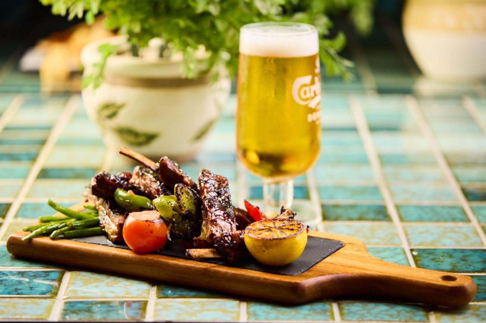 Hotel Crowne Plaza Dubai Marina By Ihg Esterno foto A beer and a snack